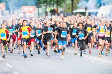 Tatlı küçük çocuklar çalıştığında kaotik başladıktan sonra 