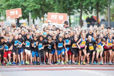 Sadece gece yarısı başladıktan sonra çocuklar heyecanlı ve gergin ru