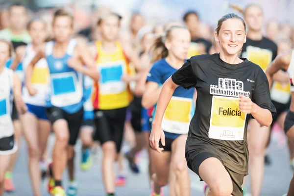 Chica feliz corriendo en la carrera de medianoche para los niños —  Fotos de Stock