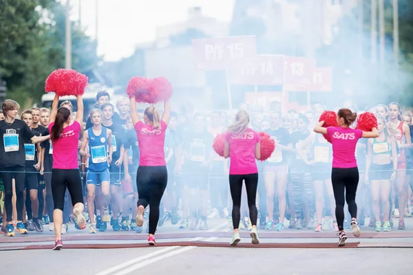 Calienta con pompones en la carrera de medianoche para niños Lilla Mid —  Fotos de Stock