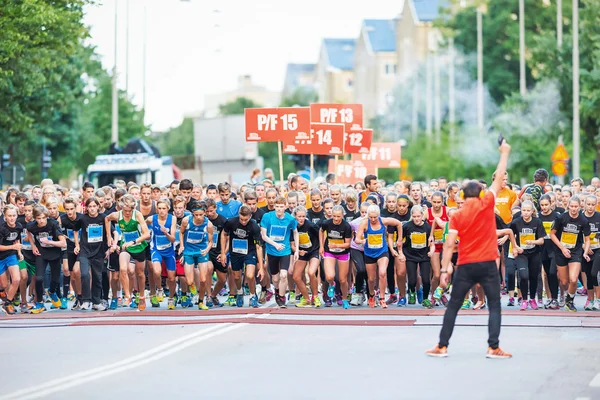 Inicio de uno de los muchos grupos para niños en la carrera de medianoche para — Foto de Stock