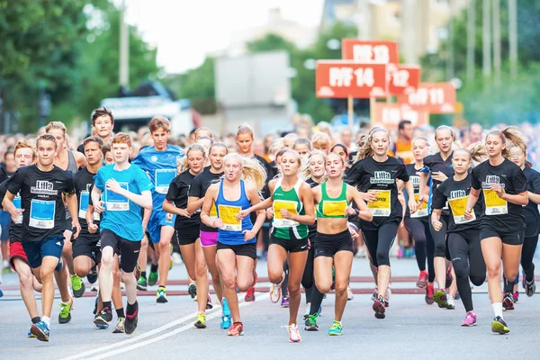 Start einer von vielen Gruppen für Kinder im Mitternachtslauf für — Stockfoto