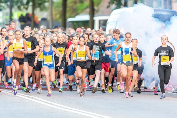 Início de um dos muitos grupos para crianças na corrida da meia-noite para — Fotografia de Stock