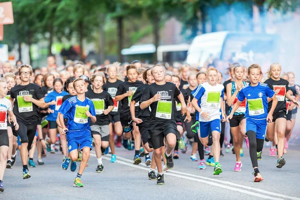 O grupo líder logo após o início da corrida meia-noite para c — Fotografia de Stock