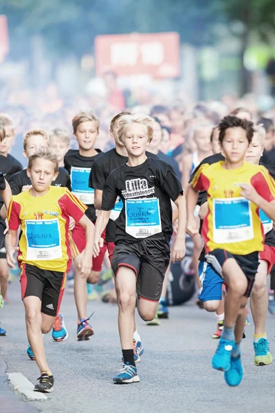 Dopo l'inizio con gli alberi i bambini che corrono nella Midnight Run — Foto Stock