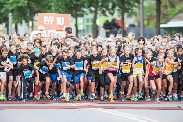 Primo piano del caotico inizio quando i bambini corrono nel Mid — Foto Stock