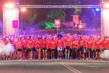 birçok grup başlatmak için run gece yarısı içinde bekliyor