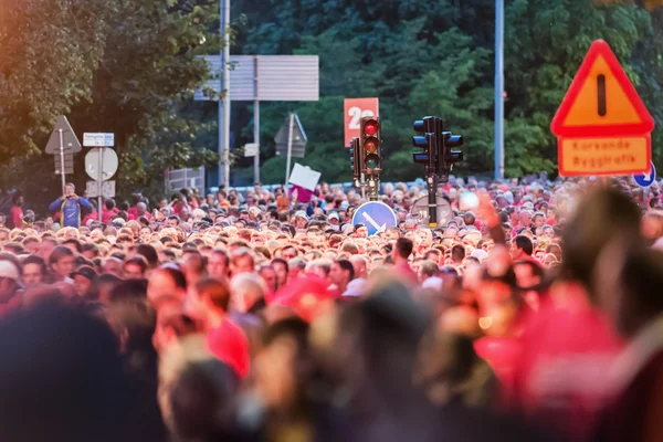 Groupes de départ rassemblés dans la rue de la course de minuit — Photo