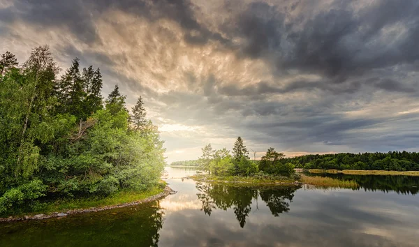 günbatımı İskandinav kıyı peyzaj içinde