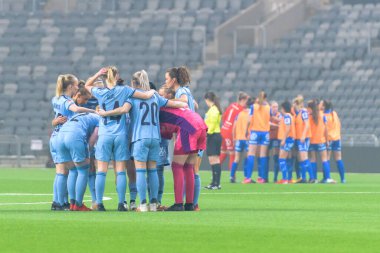 STOCKHOLM, SWEDEN - 12 Şubat 2022: Stockholm 'de Tele2 arenasında DjurGardens IF (DIF) ile IFK Kalmar arasında oynanan dost canlısı bayan futbol maçı. Son sonuç 1-1