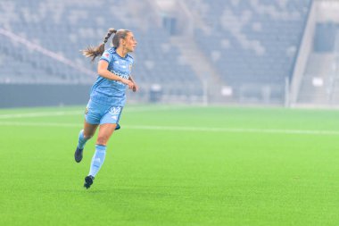 STOCKHOLM, SWEDEN - 12 Şubat 2022: Stockholm 'de Tele2 arenasında DjurGardens IF (DIF) ile IFK Kalmar arasında oynanan dost canlısı bayan futbol maçı. Son sonuç 1-1