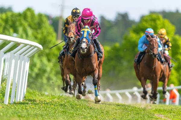 Estocolmo Suecia Junio 2022 Carreras Caballos Con Jinetes Una Curva —  Fotos de Stock