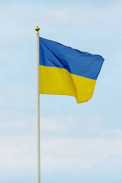ストックホルム スウェーデン 2022年6月6日 ストックホルムのNatialdagsgaloppenでウクライナの人々を支援するウクライナの旗 — ストック写真