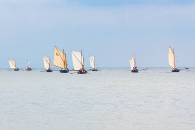GRISSLEHAMN, SWEDEN - 18 Haziran 2022: Grisslehamn ve Eckero arasındaki geleneksel Postrodden 'da yelkenli vintage kayıklar.