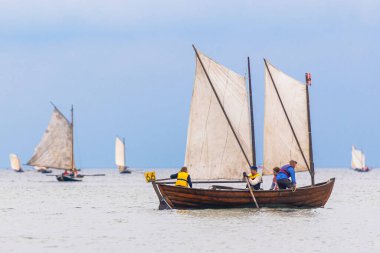 GRISSLEHAMN, SWEDEN - 18 Haziran 2022: Grisslehamn ve Eckero arasındaki geleneksel Postrodden 'da yelkenli vintage kayıklar.