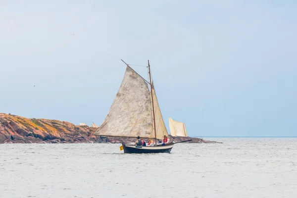 Grisslehamn Švédsko Června 2022 Ročník Veslice Plachtou Tradičním Postrodden Mezi — Stock fotografie