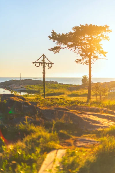 早朝の海岸線の真夏の極には 暖かい澄んだ空があります スウェーデン — ストック写真