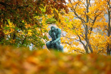Renkli bir sonbahar gününde Düşünen Adam 'ın heykeli. Stockholm, İsveç