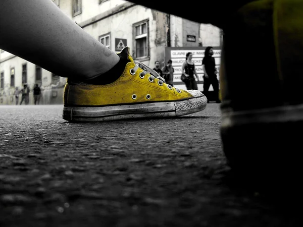 Sapatos amarelos Fotos De Bancos De Imagens