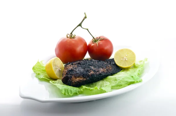 沙拉烤的罗非鱼 — 图库照片