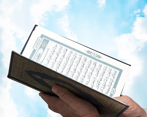 Hand met pocket quran — Stockfoto