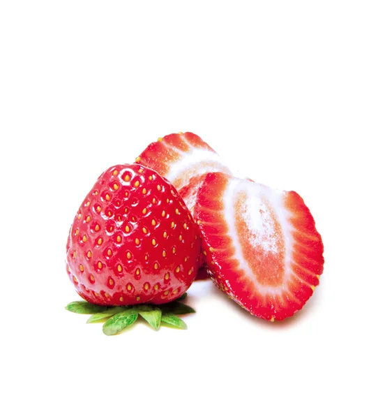 Erdbeere voll und in Scheiben geschnitten — Stockfoto