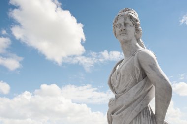 gökyüzü üzerinde Yunan heykeli