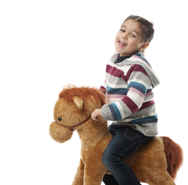 Fille heureuse sur cheval à bascule — Photo