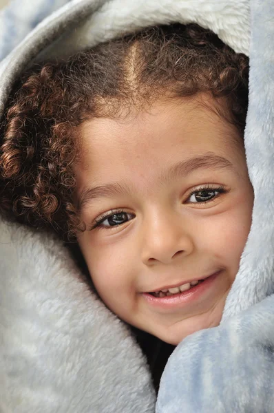 毛布との幸せな女の子 — ストック写真