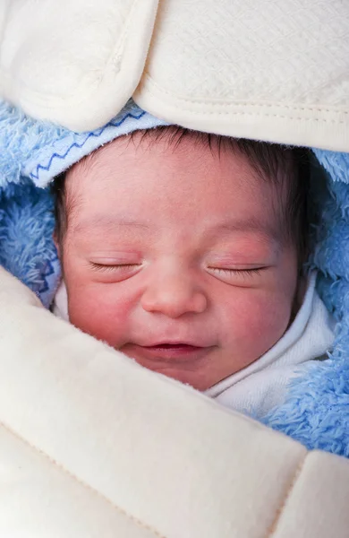 Bebê recém-nascido Sonolento Sorriso — Fotografia de Stock