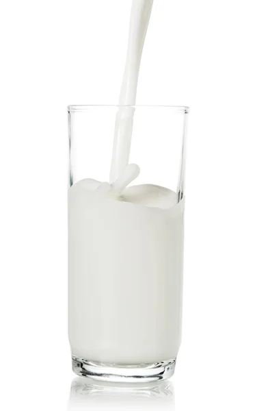 Wlewając mleko w szkle — Zdjęcie stockowe