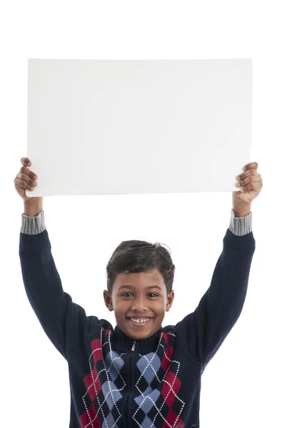 Šťastný chlapec hospodářství prázdná deska — Stock fotografie