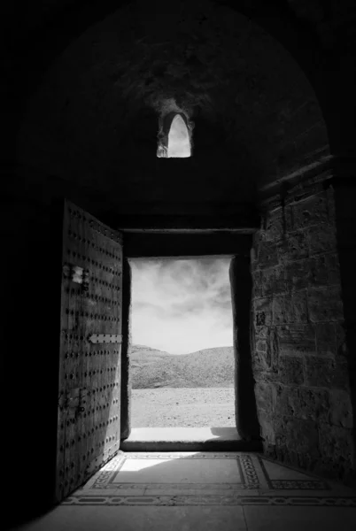 Дверь в пустынный замок — стоковое фото