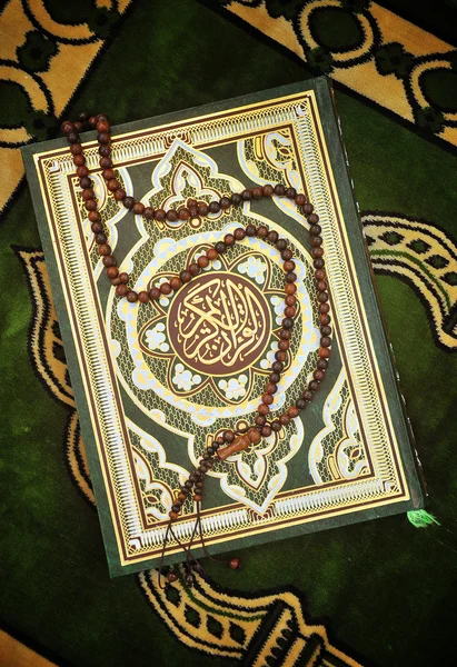 Holy Quran Book With Rosary — Stock Photo, Image