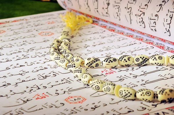 Holy Quran And Rosary — Stock Photo, Image