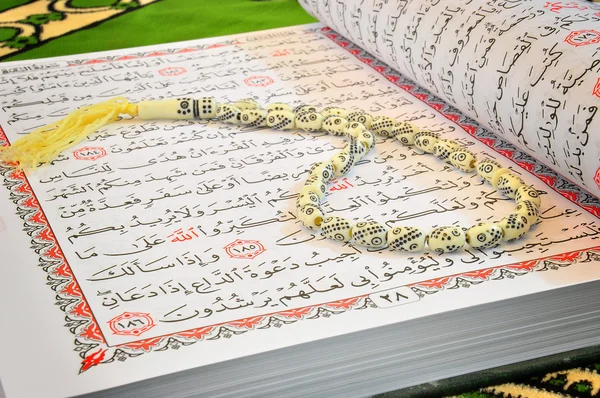 Quran And Rosary — Stock Photo, Image