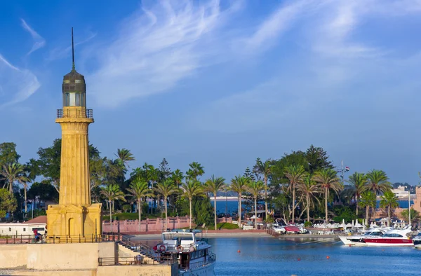 Farol na costa da baía — Fotografia de Stock