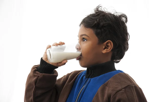 Junge trinkt Milch — Stockfoto