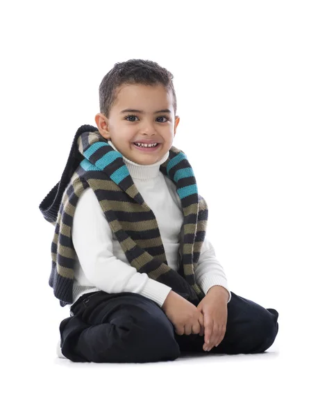 Hezký chlapec sedí s úsměvem — Stock fotografie