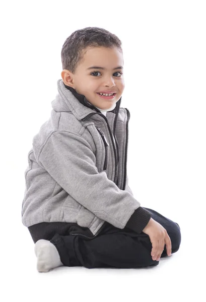 Guapo sonriente chico sentado — Foto de Stock