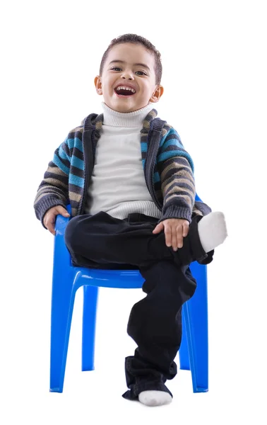 Bonito menino rindo Sentado — Fotografia de Stock