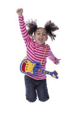 küçük kız oyuncak gitar ile atlama