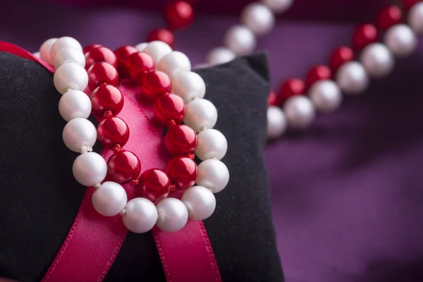 Collana di perle bianche e rosse — Foto Stock