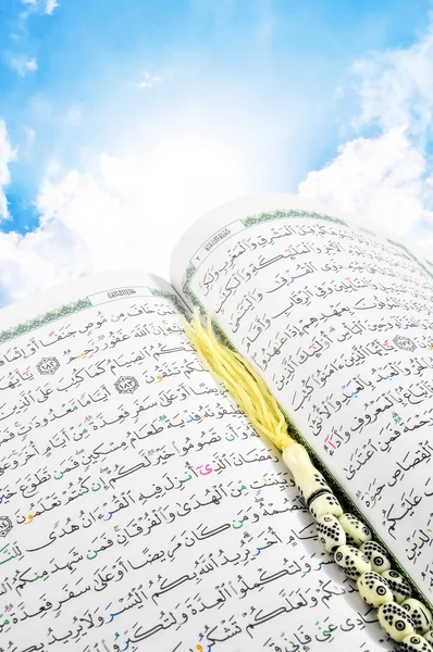 Heaven's Quran With Rosary — Stock Photo, Image
