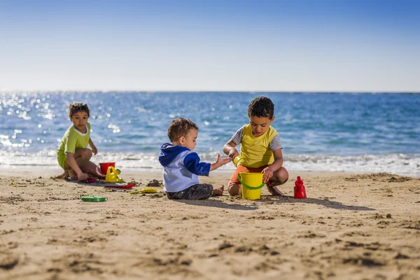 Gruppo di bambini che giocano con i giocattoli da spiaggia — Foto Stock