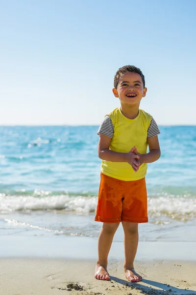 Glad liten pojke på stranden — Stockfoto