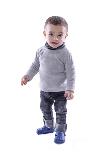 Alegre bebê menino de pé sobre branco — Fotografia de Stock