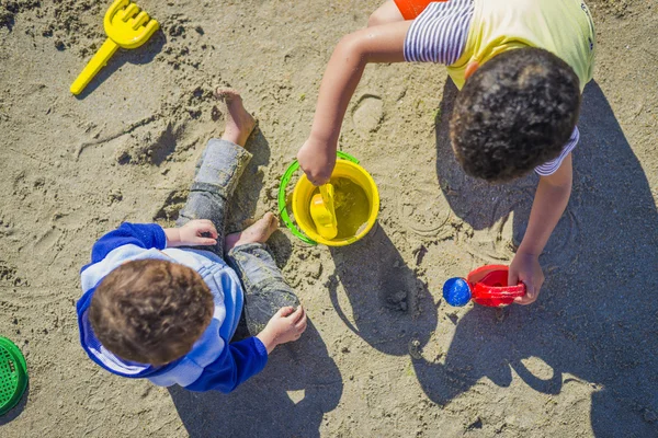 Kaksi poikaa Beach Lelut — kuvapankkivalokuva