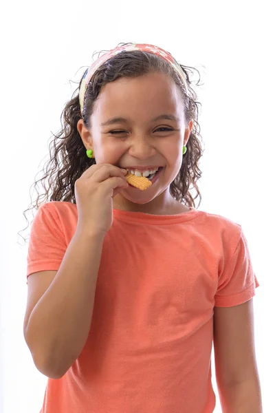 Feliz joven chica comiendo galleta —  Fotos de Stock