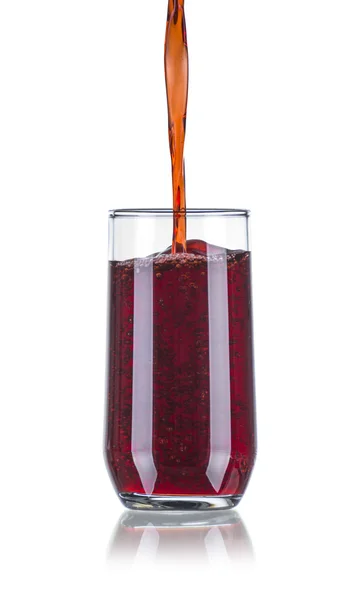グラスに注ぐ赤飲料 — ストック写真